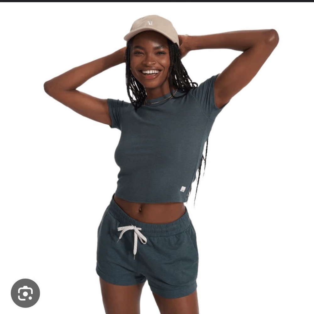 Vuori Mudra Fitted Tee in Stone Heather NWT